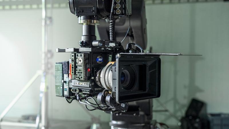 Bolt Jr+ von SQUARE FILM ROBOTICS High Speed Motion Control Roboter mit RED Cinema Kamera an deinem Filmset in Hamburg, Deutschland oder Europa